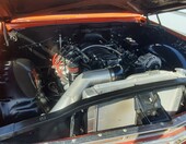 Pomarańczowy Chevrolet Impala z 1961 roku – klasyk z nowoczesnym silnikiem pod maską – zdjęcie 2