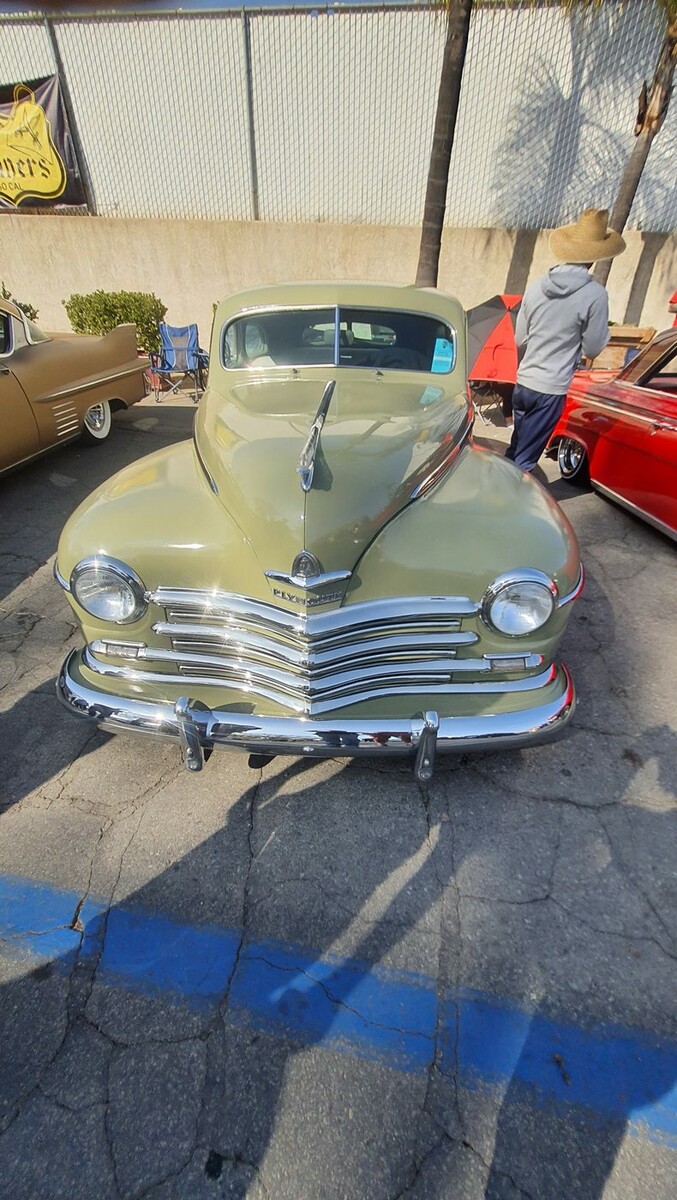 Kremowy Plymouth z 1947 roku – powojenne coupe z chromowaną atrapą i osłonami zderzaka