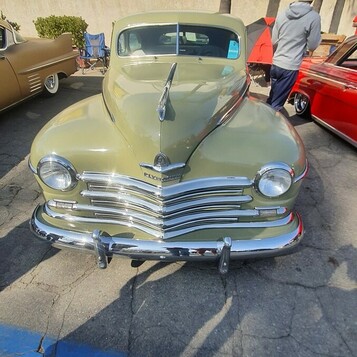 Kremowy Plymouth z 1947 roku – powojenne coupe z chromowaną atrapą i osłonami zderzaka