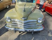 Kremowy Plymouth z 1947 roku – powojenne coupe z chromowaną atrapą i osłonami zderzaka – zdjęcie 1