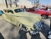 Kremowy Plymouth z 1947 roku – powojenne coupe z chromowaną atrapą i osłonami zderzaka – zdjęcie 2
