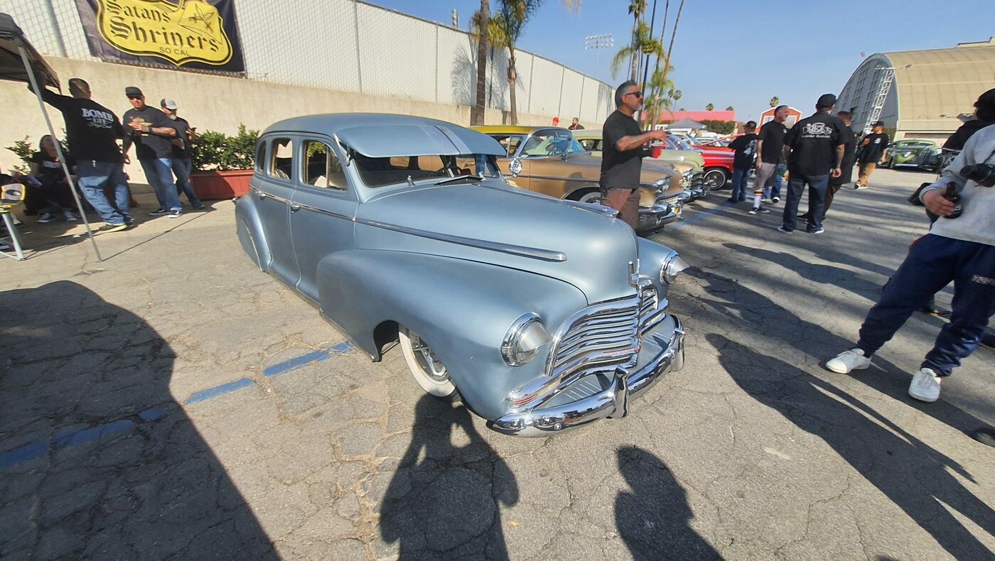 Srebrnobłękitny Chevrolet Fleetline z 1948 roku – fastback z chromowanymi listwami na masce