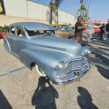 Srebrnobłękitny Chevrolet Fleetline z 1948 roku – fastback z chromowanymi listwami na masce