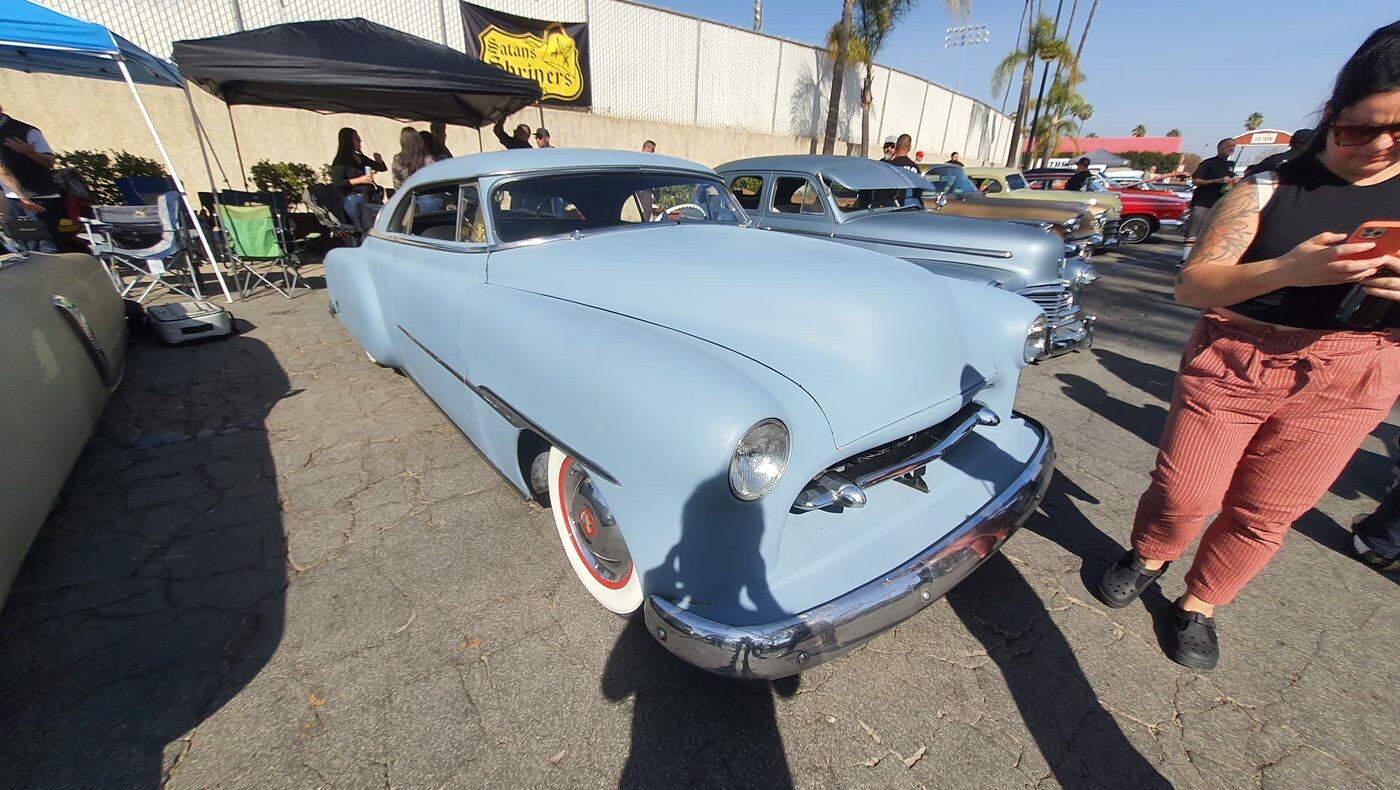 Jasnoniebieski Chevrolet Bel Air z 1953 roku – kustom z wpuszczonymi reflektorami i gładkim przodem