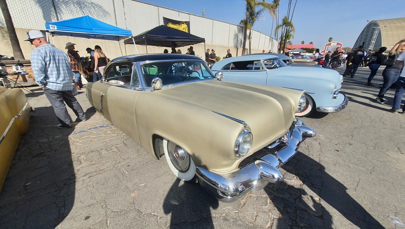 Beżowy Chevrolet z 1954 roku – obniżony kustom w kolorze piasku