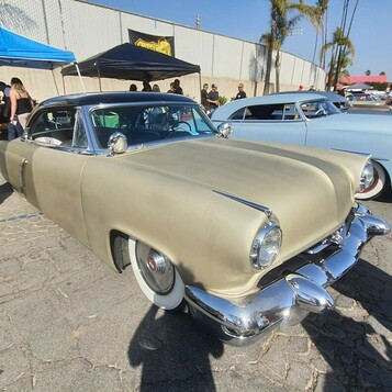 Beżowy Chevrolet z 1954 roku – obniżony kustom w kolorze piasku