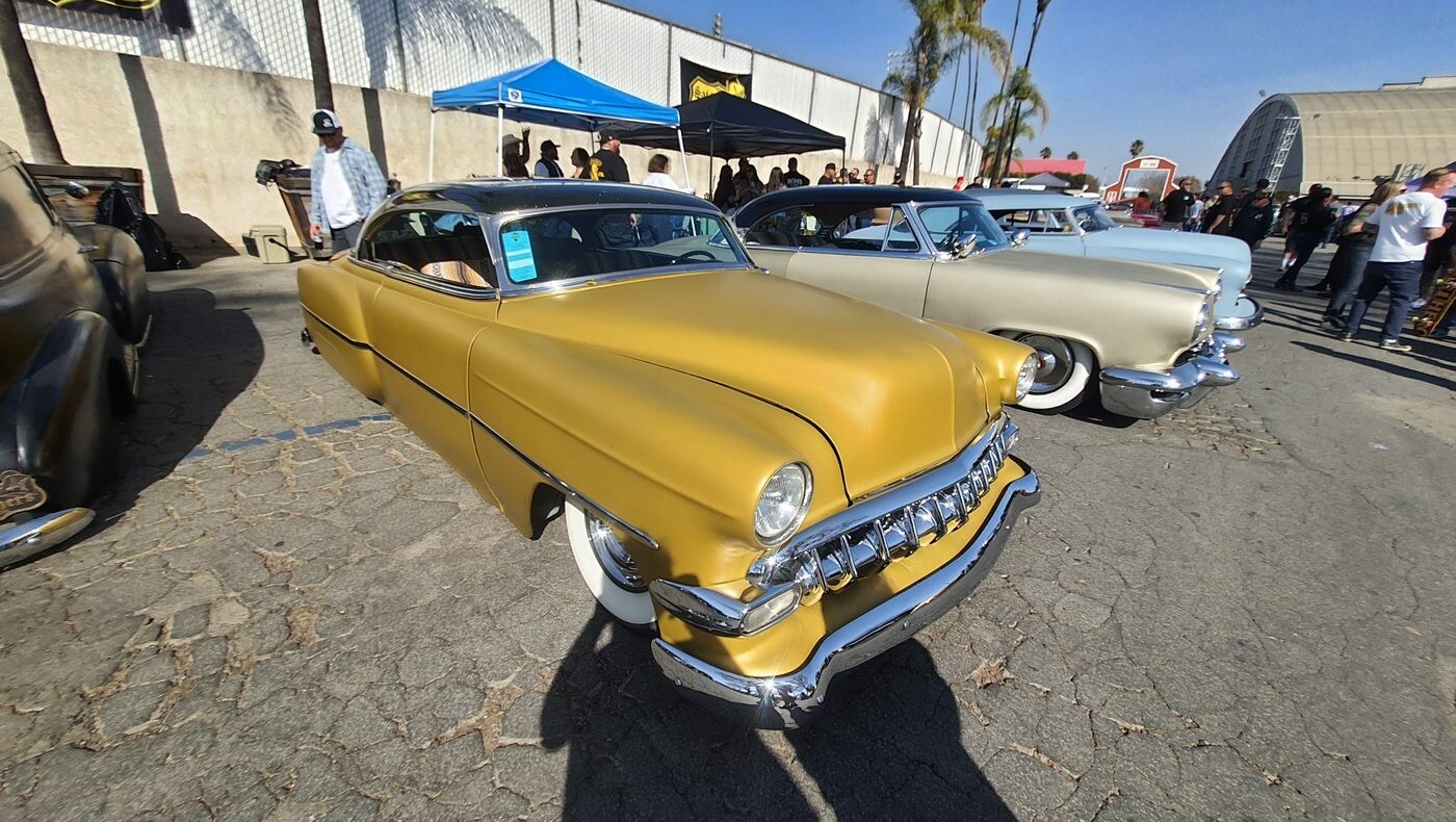 Złoty Chevrolet z 1954 roku – kustom w kolorze musztardy z chromowanym zderzakiem
