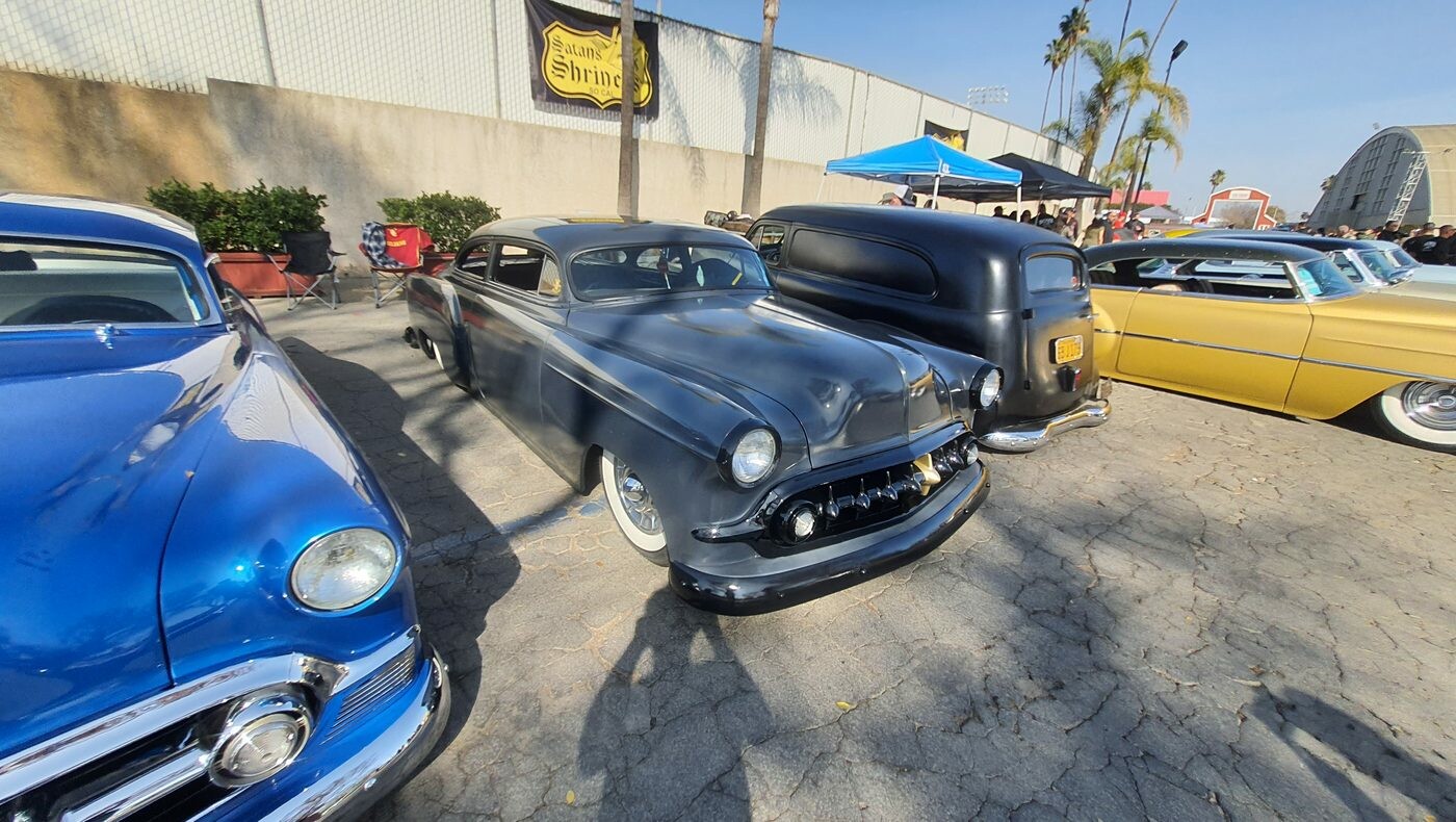 Matowy czarny Chevrolet z 1954 roku – kustom w satynowej czerni wśród klubowych aut
