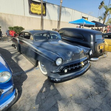 Matowy czarny Chevrolet z 1954 roku – kustom w satynowej czerni wśród klubowych aut
