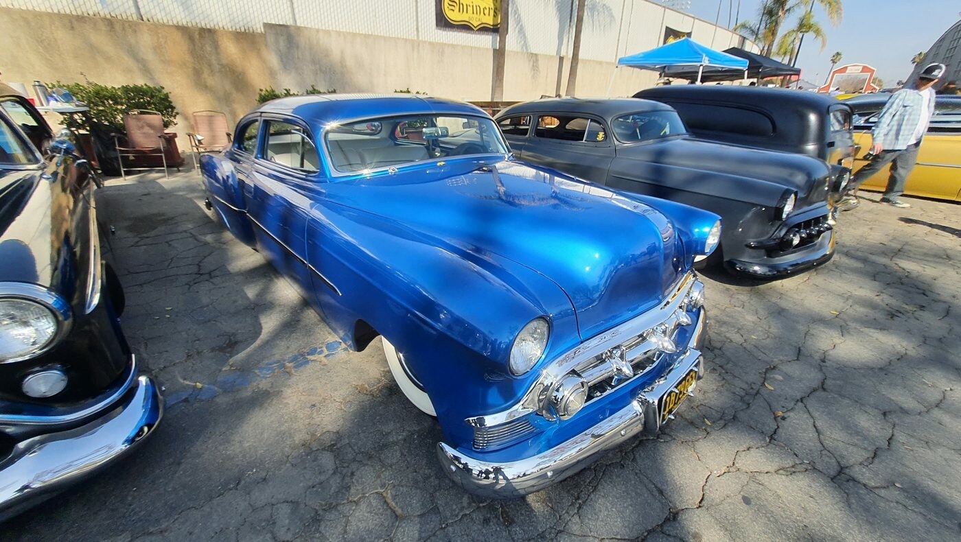Candy blue Chevrolet Bel Air z 1953 roku – błękit, który świeci od środka