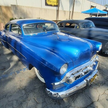 Candy blue Chevrolet Bel Air z 1953 roku – błękit, który świeci od środka