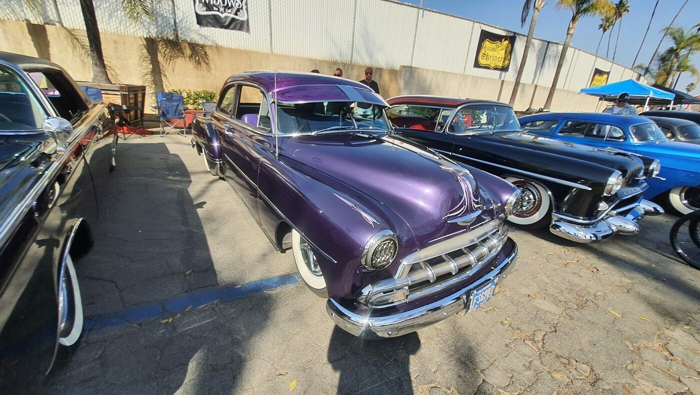 Purpurowy Chevrolet z 1952 roku – candy kustom z chromowaną atrapą i białymi ściankami