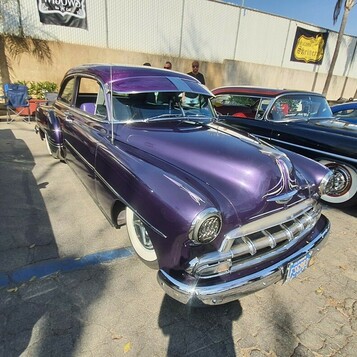 Purpurowy Chevrolet z 1952 roku – candy kustom z chromowaną atrapą i białymi ściankami