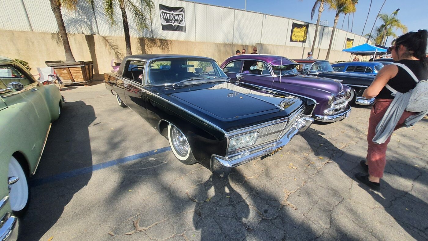 Czarny Chevrolet Impala z 1966 roku – prosty, elegancki i nisko zawieszony