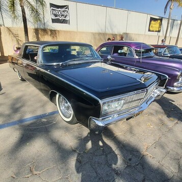 Czarny Chevrolet Impala z 1966 roku – prosty, elegancki i nisko zawieszony