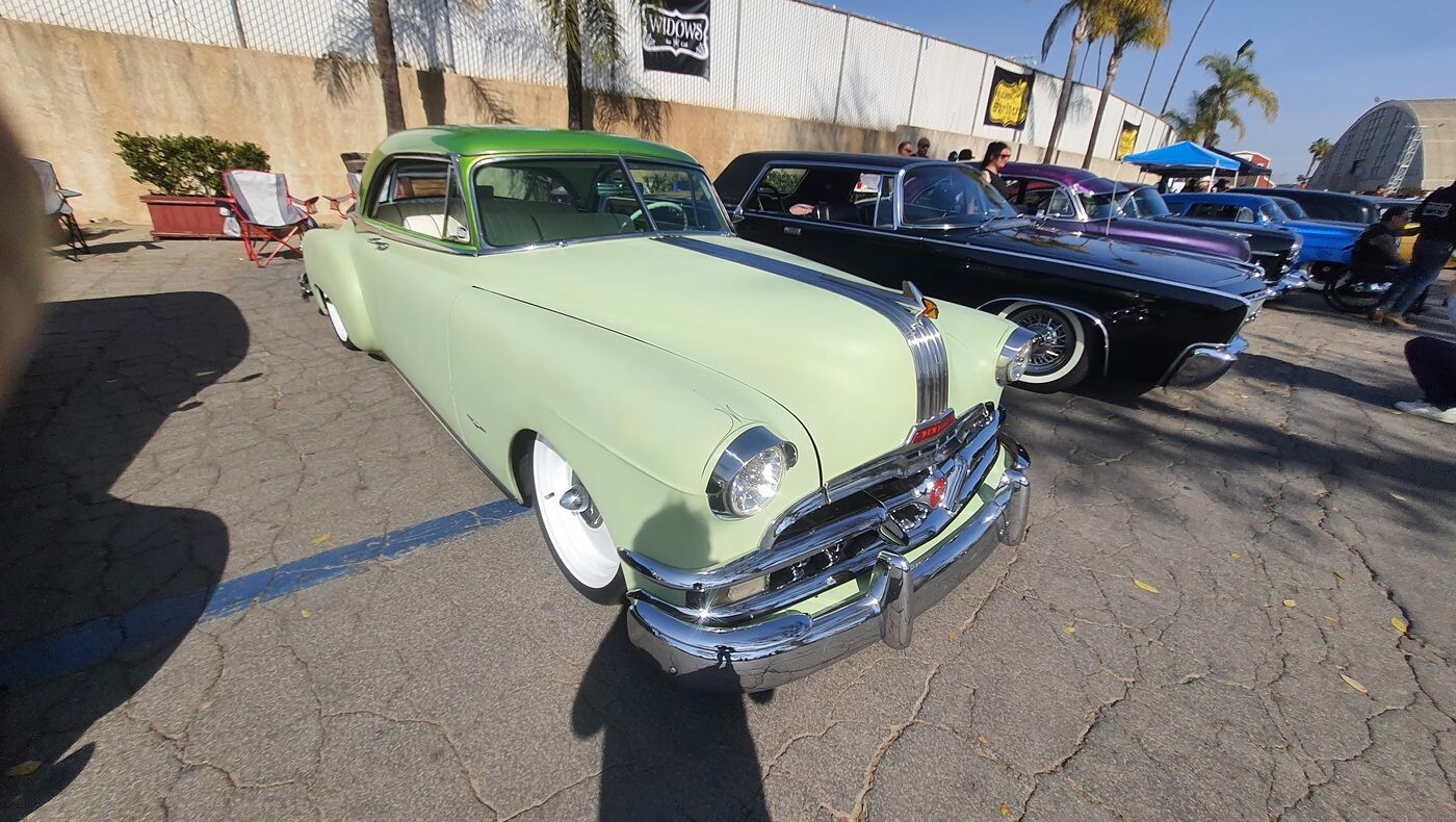 Seledynowy Pontiac Chieftain z 1952 roku – dwukolorowy lowrider ze srebrnymi paskami