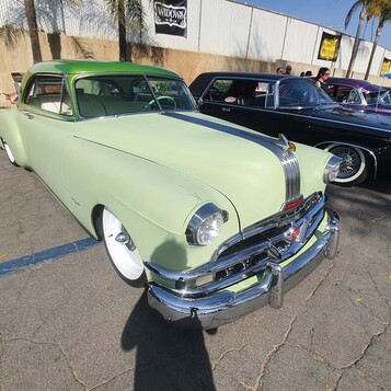 Seledynowy Pontiac Chieftain z 1952 roku – dwukolorowy lowrider ze srebrnymi paskami