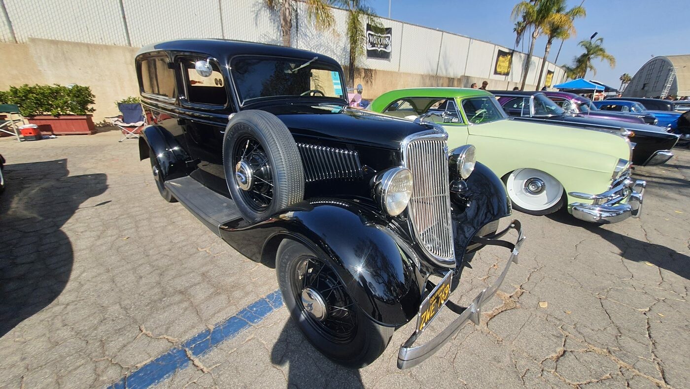 Czarny Ford sedan z 1934 roku z kołem zapasowym na błotniku – przedwojenna klasa