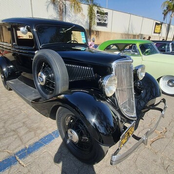 Czarny Ford sedan z 1934 roku z kołem zapasowym na błotniku – przedwojenna klasa