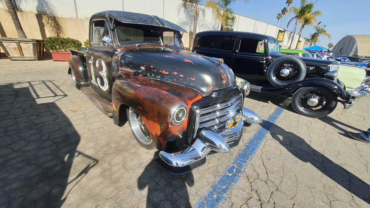 Rat rod Chevrolet Advance Design z numerem 13 – pickup w rdzy i czerni