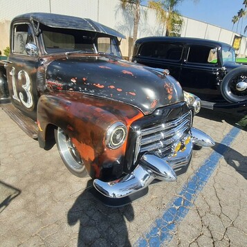 Rat rod Chevrolet Advance Design z numerem 13 – pickup w rdzy i czerni