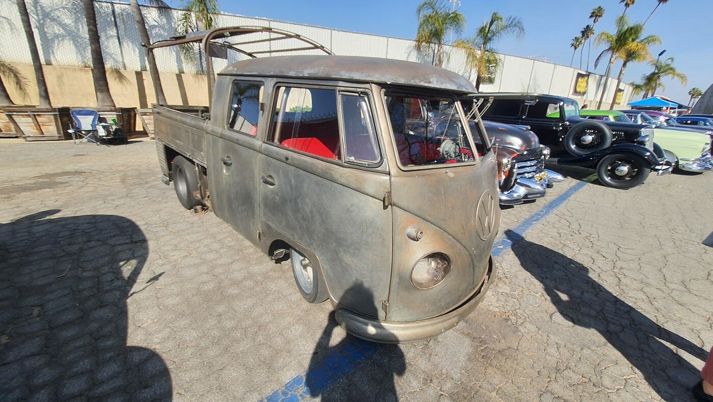 Volkswagen T1 pickup w patynie – obniżony ogórek wśród amerykańskich klasyków