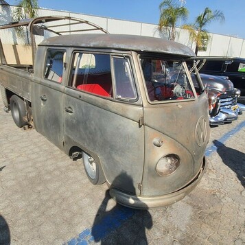 Volkswagen T1 pickup w patynie – obniżony ogórek wśród amerykańskich klasyków