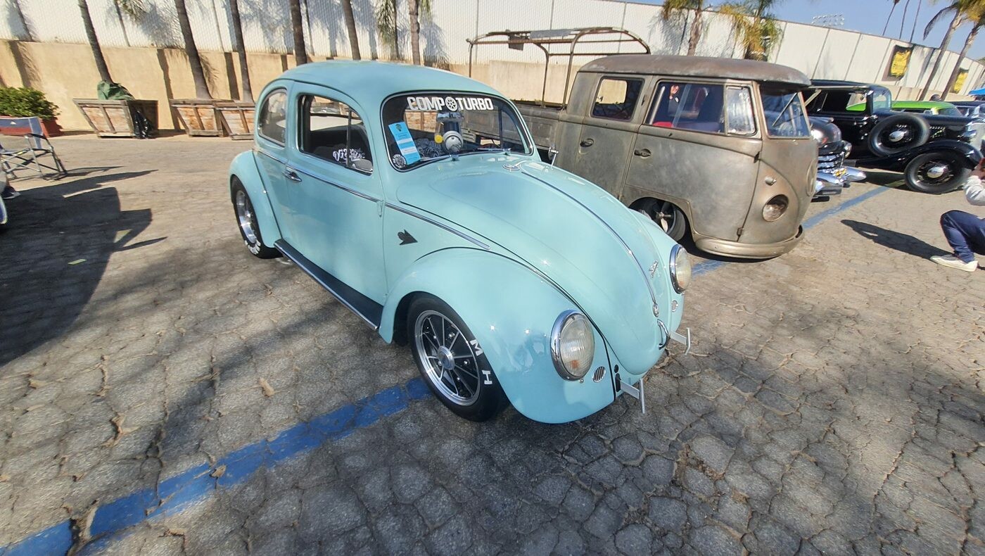Pastelowy turkusowy Garbus – obniżony Volkswagen w stylu Cal Look