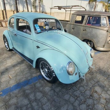 Pastelowy turkusowy Garbus – obniżony Volkswagen w stylu Cal Look