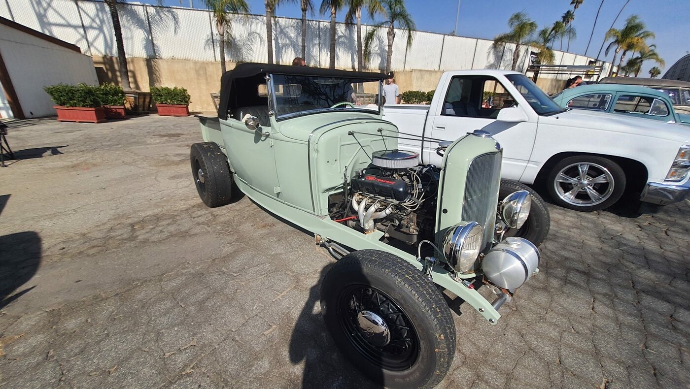 Zielony Ford Model A roadster z odsłoniętym V8 – hot rod w kolorze szałwii