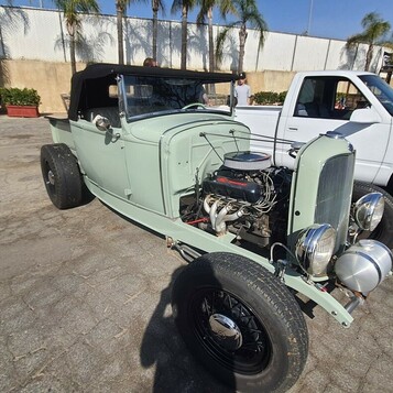 Zielony Ford Model A roadster z odsłoniętym V8 – hot rod w kolorze szałwii