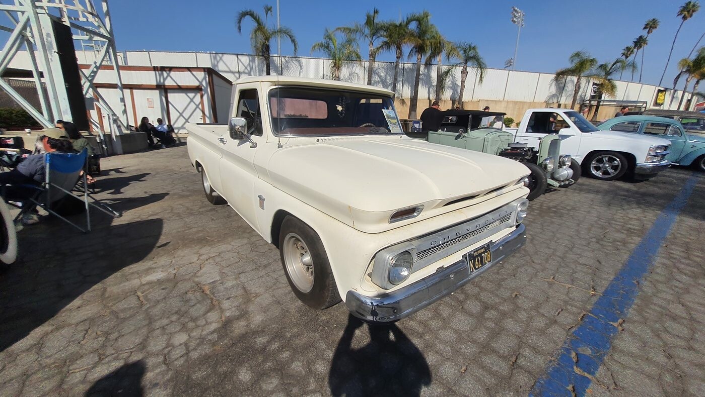 Biały Chevrolet C10 z 1964 roku – pickup w stylu „shop truck” na białych ściankach