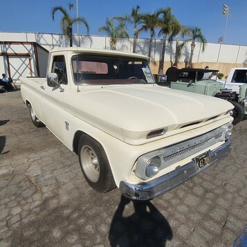 Biały Chevrolet C10 z 1964 roku – pickup w stylu „shop truck” na białych ściankach