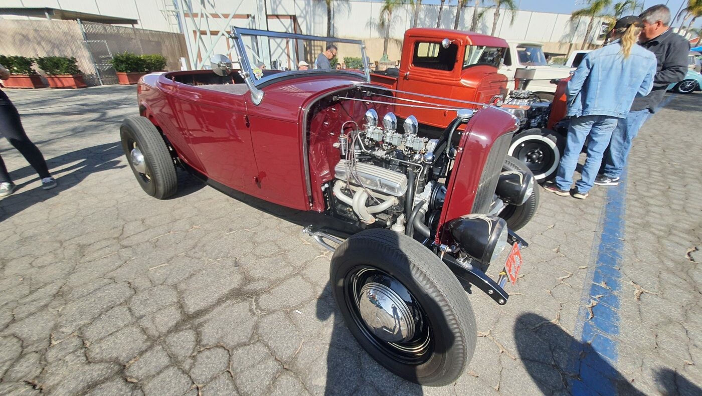 Czerwony Ford roadster z 1932 roku z potężnym V8 – hot rod z wieloma gaźnikami