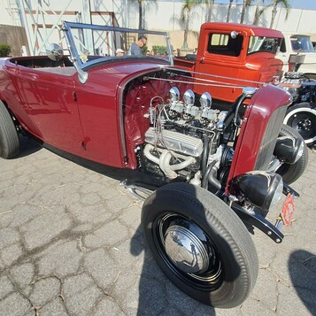 Czerwony Ford roadster z 1932 roku z potężnym V8 – hot rod z wieloma gaźnikami