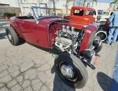 Czerwony Ford roadster z 1932 roku z potężnym V8 – hot rod z wieloma gaźnikami – zdjęcie 1