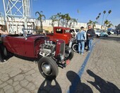 Czerwony Ford roadster z 1932 roku z potężnym V8 – hot rod z wieloma gaźnikami – zdjęcie 2