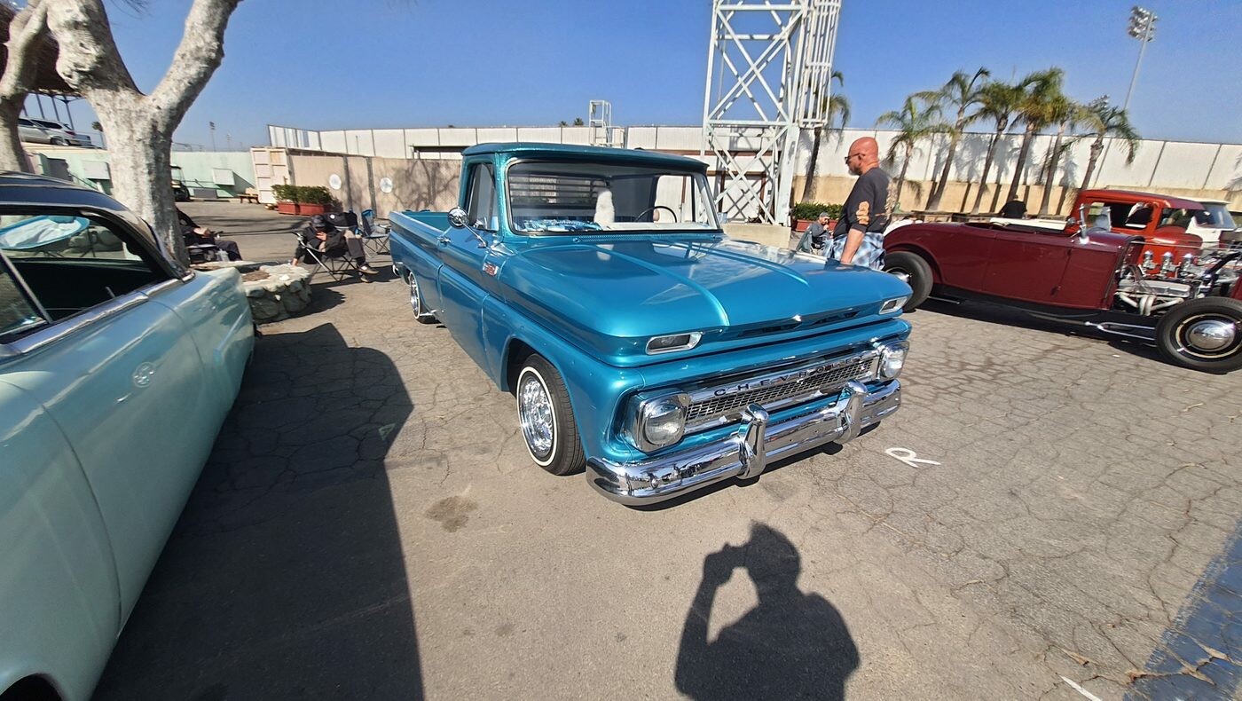 Turkusowy Chevrolet C10 z 1963 roku – obniżony pickup w metalicznym lakierze