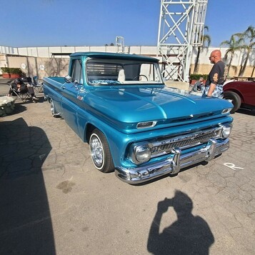 Turkusowy Chevrolet C10 z 1963 roku – obniżony pickup w metalicznym lakierze