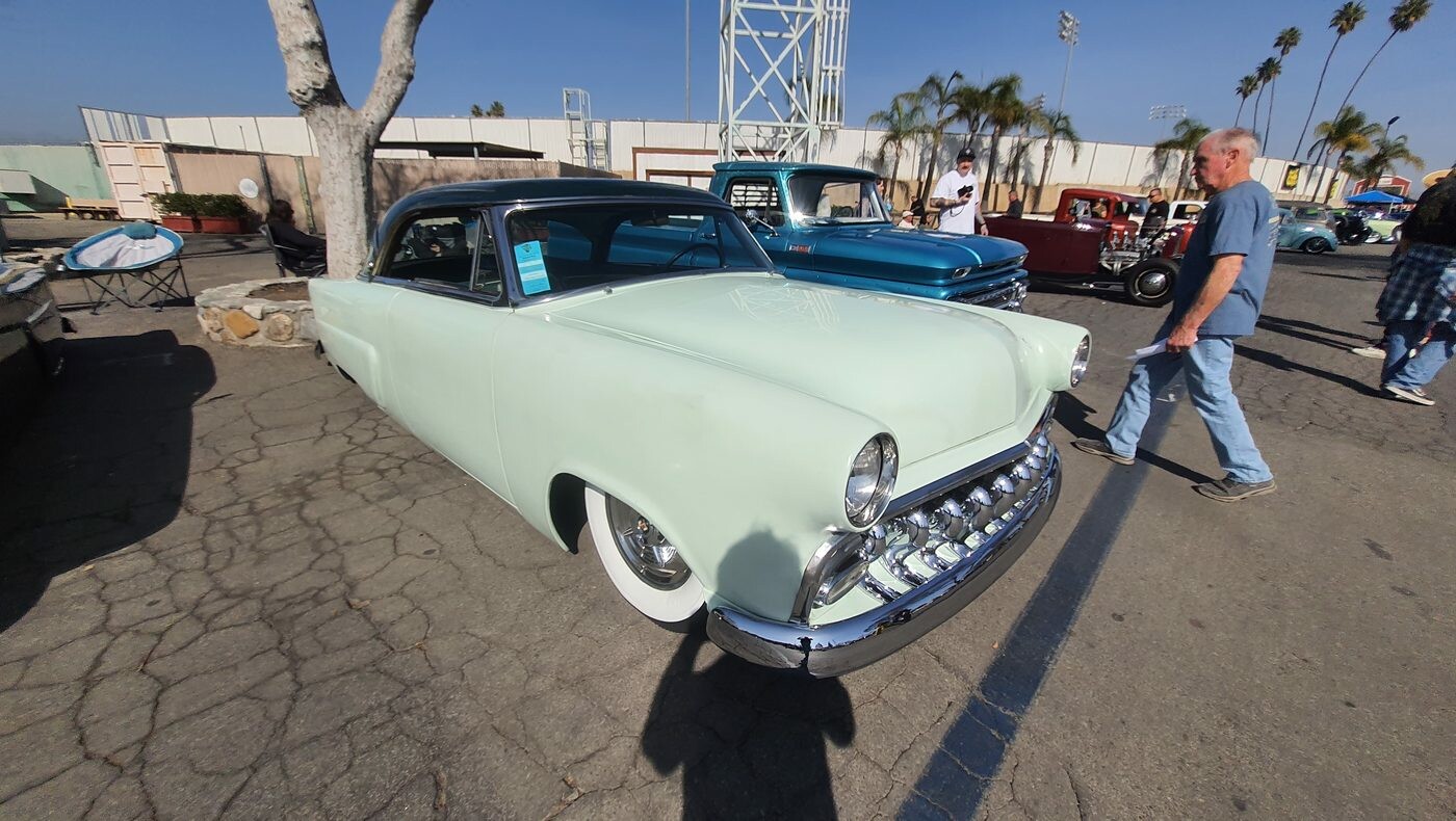 Miętowy Ford z 1953 roku – obniżony sedan z chromowaną atrapą w kolorze pistacji