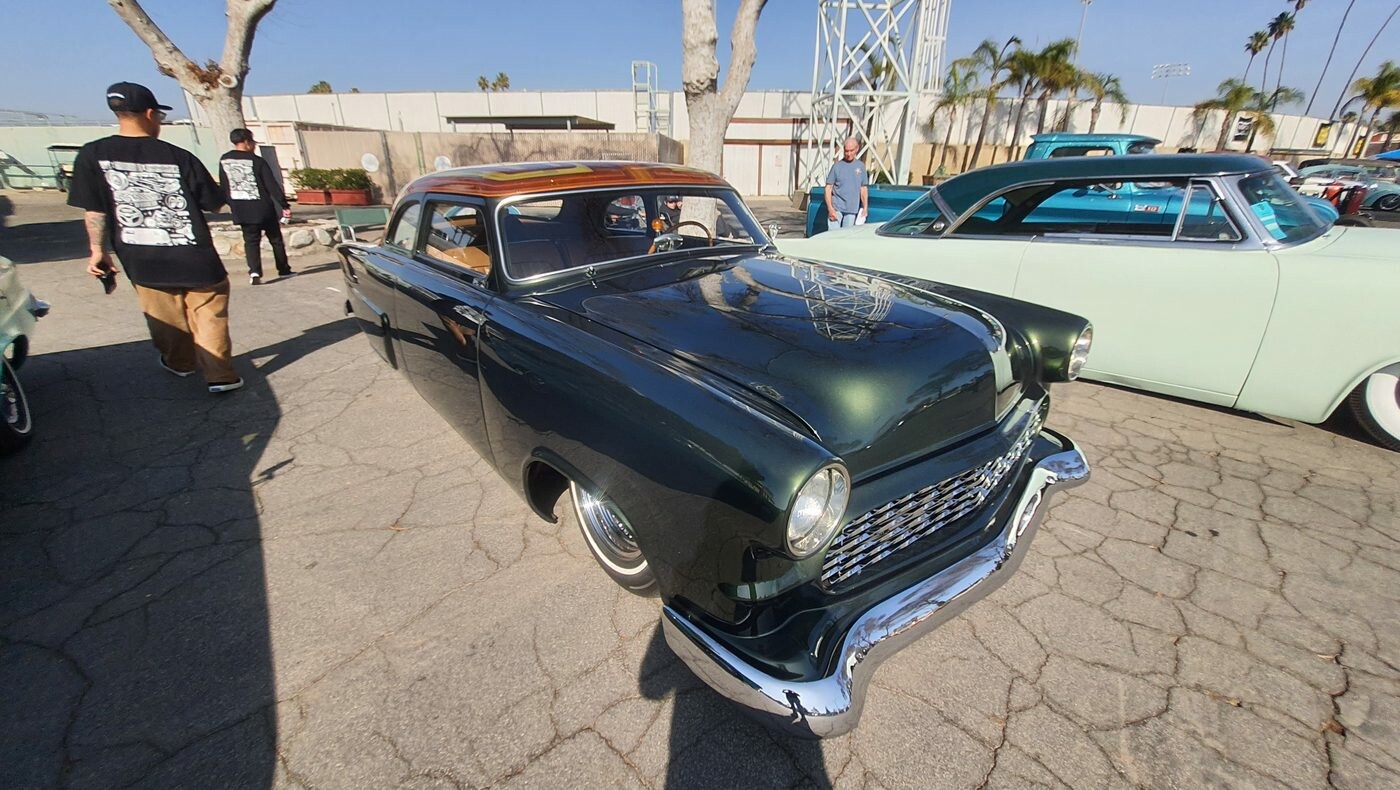 Ciemnozielony Ford shoebox z 1950 roku – kustom w kolorze butelkowej zieleni