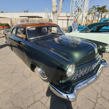 Ciemnozielony Ford shoebox z 1950 roku – kustom w kolorze butelkowej zieleni