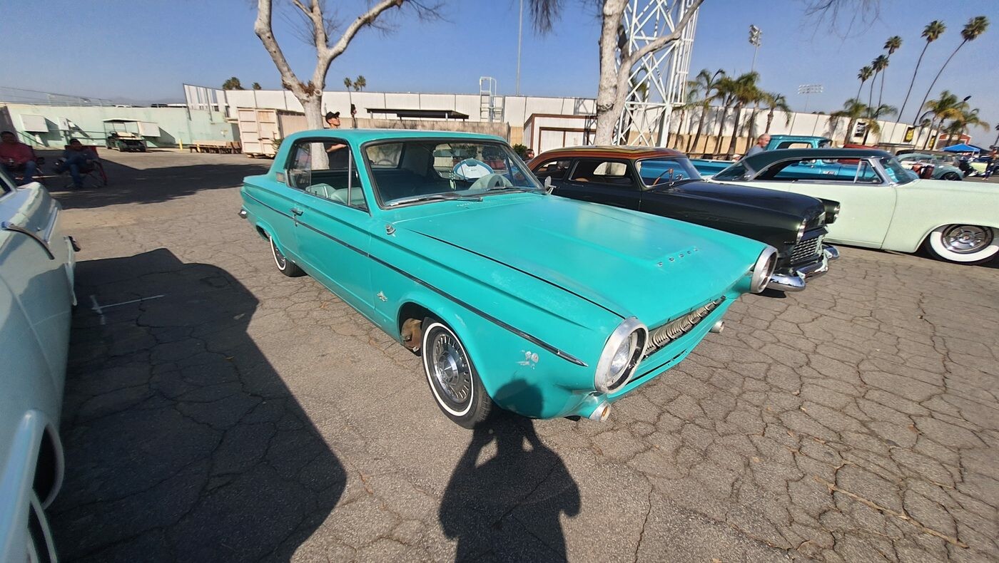 Turkusowy Plymouth Valiant z 1963 roku – kompaktowy klasyk na zlocie krążowników