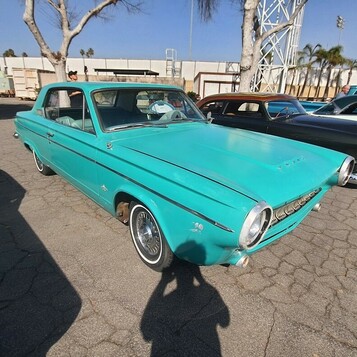 Turkusowy Plymouth Valiant z 1963 roku – kompaktowy klasyk na zlocie krążowników