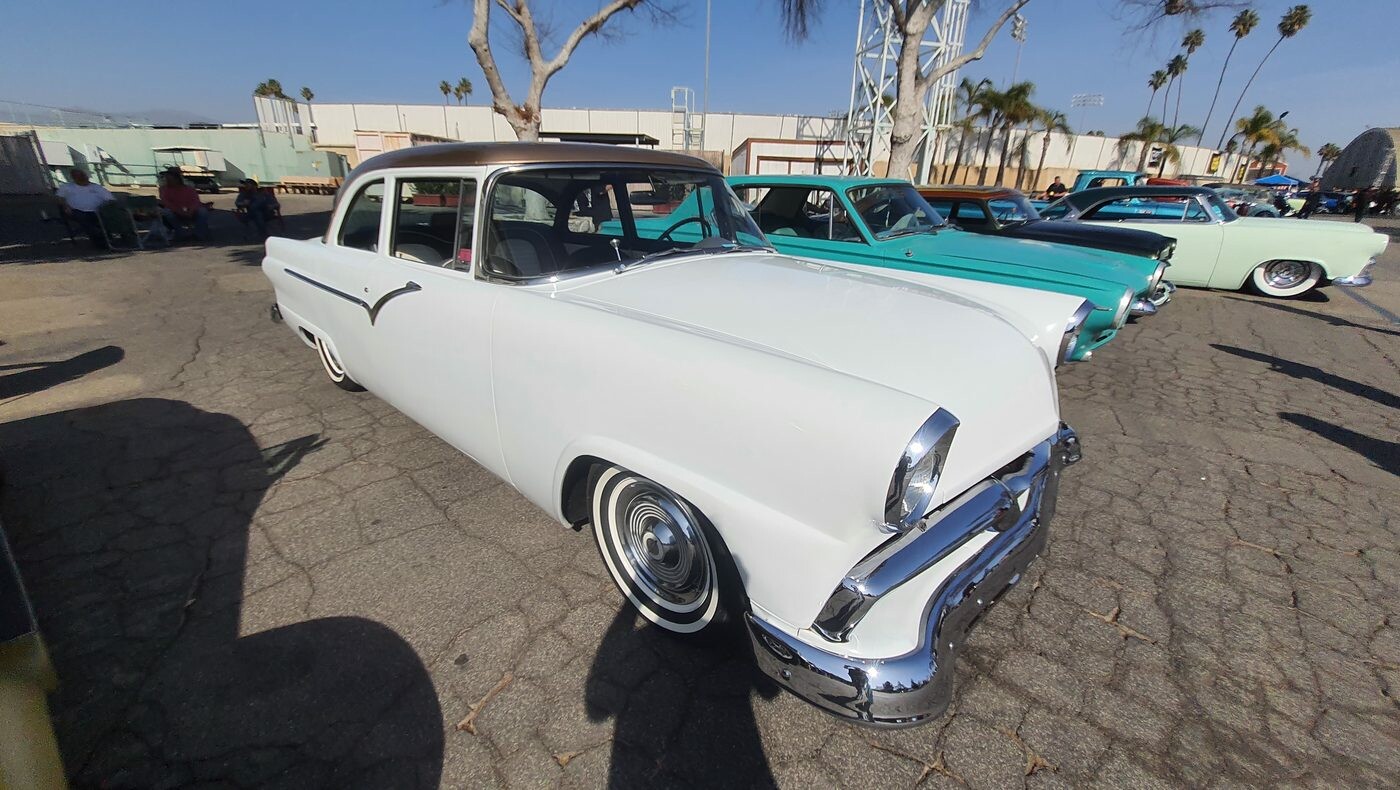 Biało-czarny Ford Fairlane z 1956 roku – dwukolorowy hardtop z chromowanym „sweepem”