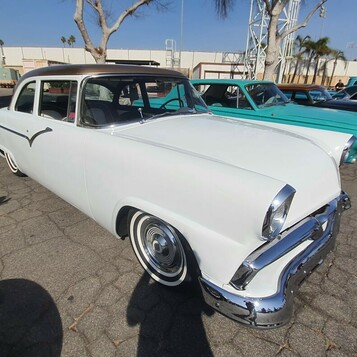 Biało-czarny Ford Fairlane z 1956 roku – dwukolorowy hardtop z chromowanym „sweepem”