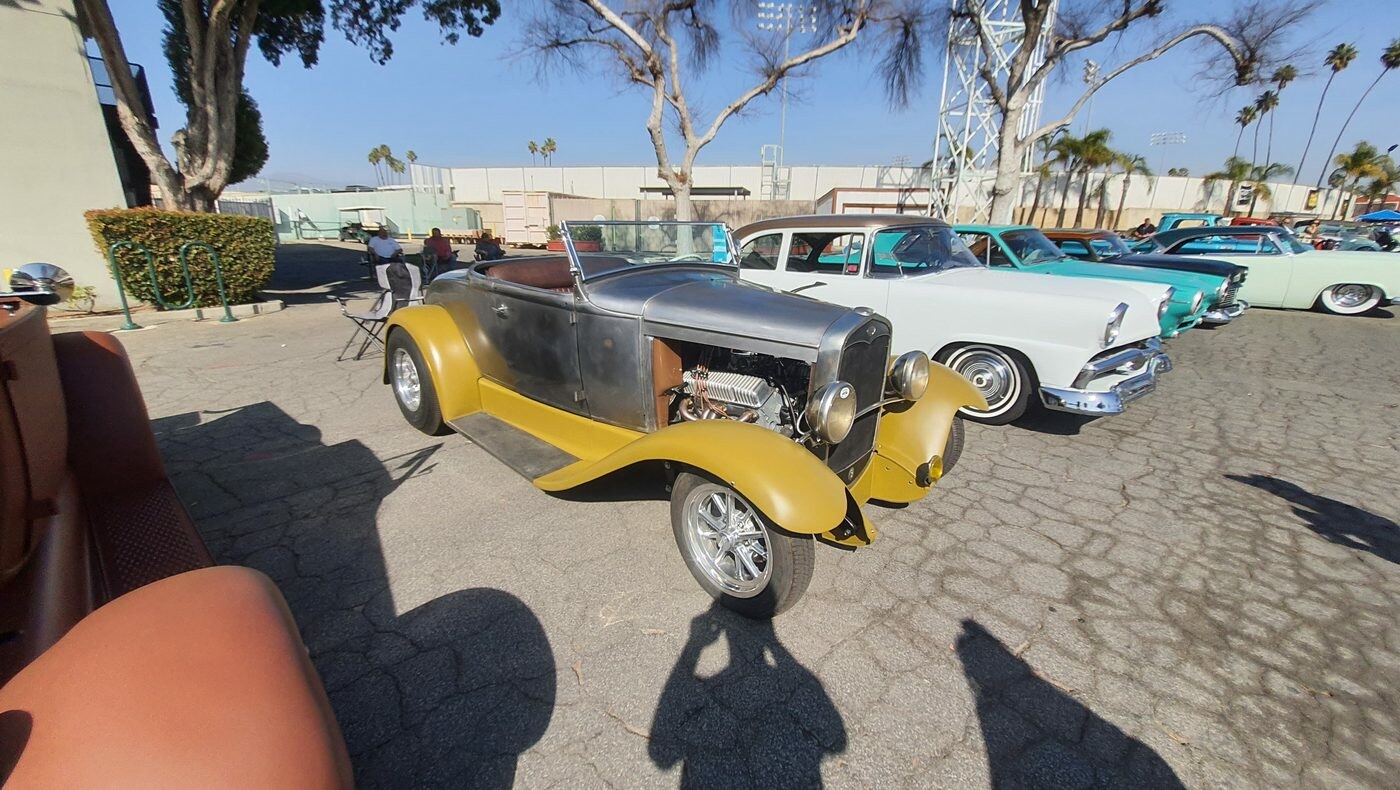 Żółty roadster Forda z lat 20. z chromowanym silnikiem – hot rod w stylu „T-bucket”