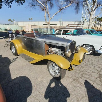 Żółty roadster Forda z lat 20. z chromowanym silnikiem – hot rod w stylu „T-bucket”