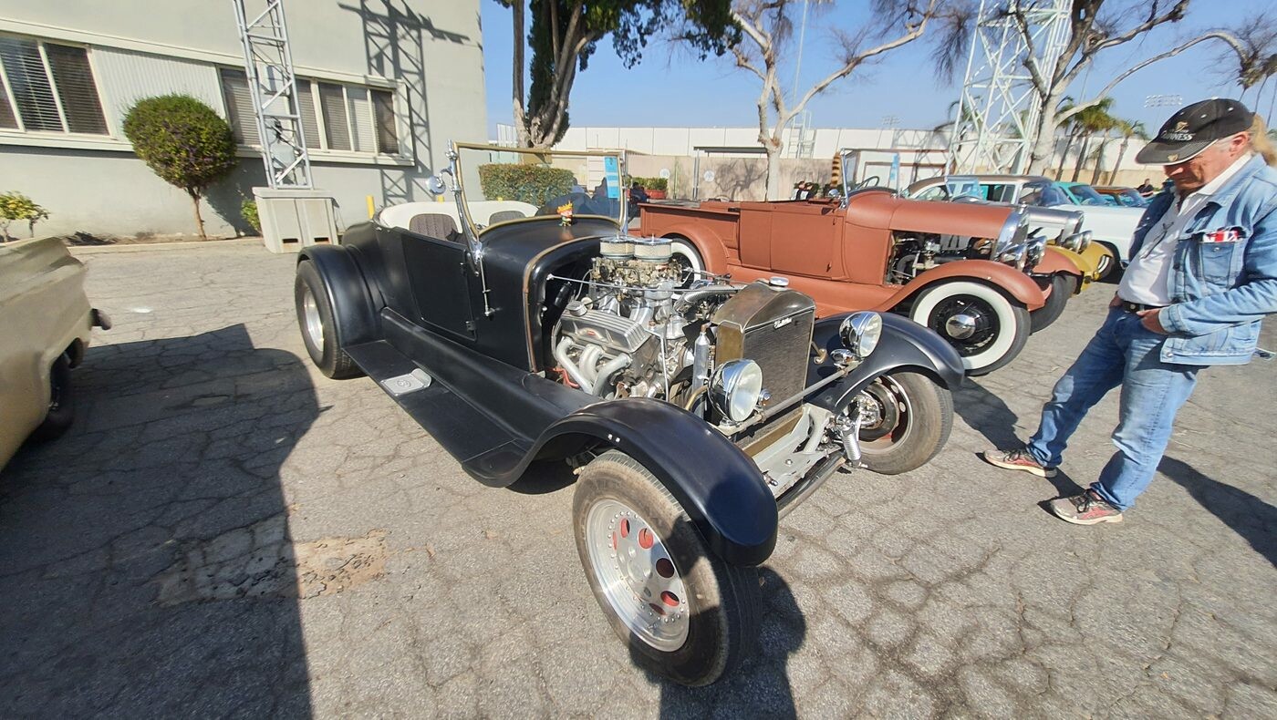 Czarny Ford roadster z kompresorem – hot rod z blowerem i czerwonymi felgami
