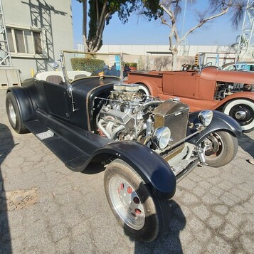 Czarny Ford roadster z kompresorem – hot rod z blowerem i czerwonymi felgami